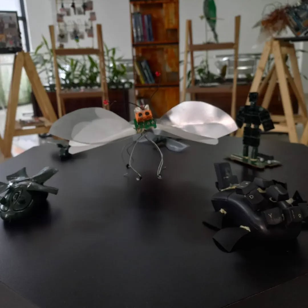 Escultura de ave feita com placas eletrônicas