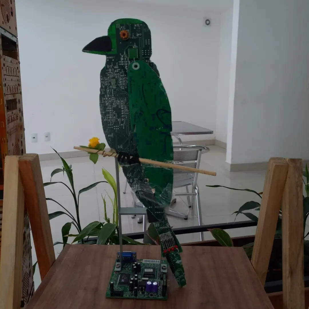 Peça artística com teclas e placas